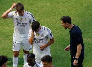 Soccer Football - FIFA Club World Cup - Group H - Real Madrid v Al Hilal - Hard Rock Stadium, Miami Gardens, Florida, U.S. - June 18, 2025 Real Madrid coach Xabi Alonso speaks with Real Madrid's Arda Guler and Brahim Diaz REUTERS/Marco Bello