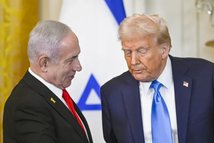 Israeli Prime Minister Benjamin Netanyahu (R) is in the US meeting with officials from the Trump administration [File: Celal Guneş/ Anadolu Agency]