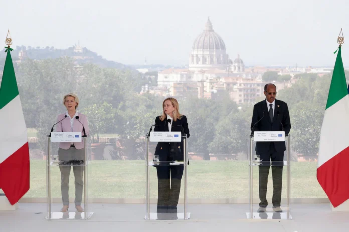 Italian Prime Minister Giorgia Meloni, European Commission President Ursula von der Leyen and African Union Commission (AUC) Chairperson Mahmoud Ali Youssouf attend a joint statement at the end of 'The Mattei Plan for Africa and the Global Gateway: A common effort with the African Continent' summit, at Villa Doria Pamphili in Rome, Italy June 20, 2025. REUTERS/Remo Casilli