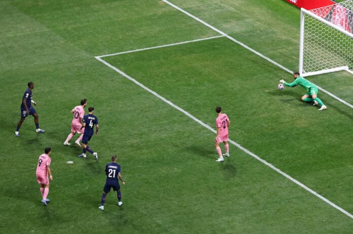 Soccer Football - FIFA Club World Cup - Round of 16 - Paris St Germain v Inter Miami CF - Mercedes-Benz Stadium, Atlanta, Georgia, U.S. - June 29, 2025 Paris St Germain's Gianluigi Donnarumma in action as he makes a save from Inter Miami CF's Lionel Messi REUTERS/Amanda Perobelli 
