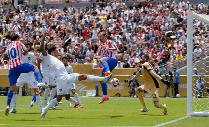 FIFA Club World Cup - Group B - Atletico Madrid v Botafogo - Rose Bowl Stadium, Pasadena, California, U.S. - June 23, 2025 Botafogo's John and Botafogo's Igor Jesus in action with Atletico Madrid's Antoine Griezmann REUTERS/Mike Blake