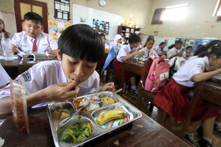 Indonesia free meals program under fire after thousands sickened