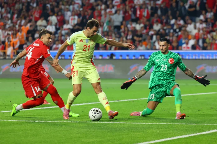 Soccer Football - World Cup - UEFA Qualifiers - Group E - Turkey v Spain - Konya Buyuksehir Arena, Konya, Turkey - September 7, 2025 Spain's Mikel Oyarzabal in action with Turkey's Abdulkerim Bardakci and Ugurcan Cakir REUTERS/Murad Sezer