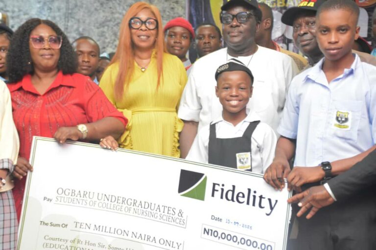 Udeze Distributs 10 Million Naira To Ogbaru Undergraduates Education Grant
