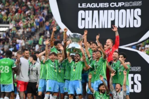 Jugadores de Seattle Sounders celebran con el trofeo tras conquistar la Leagues Cup. Lumen Field, Seattle, Washington, EEUU. 31 de agosto de 2025. CREDITO OBLIGADO IMAGN IMAGES/Steven Bisig 