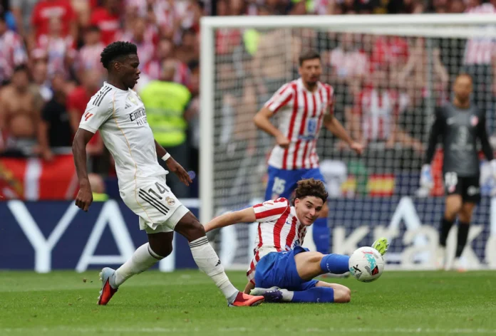 Soccer Football - LaLiga - Atletico Madrid v Real Madrid - Riyadh Air Metropolitano, Madrid, Spain - September 27, 2025 Real Madrid's Aurelien Tchouameni in action with Atletico Madrid's Julian Alvarez REUTERS/Violeta Santos Moura
