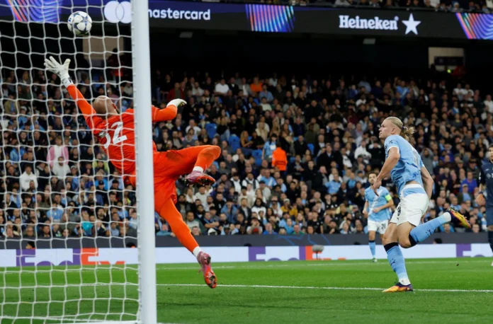 Soccer Football - UEFA Champions League - Manchester City v Napoli - Etihad Stadium, Manchester, Britain - September 18, 2025 Manchester City's Erling Haaland scores their first goal past Napoli's Vanja Milinkovic-Savic Action Images via Reuters/Jason Cairnduff