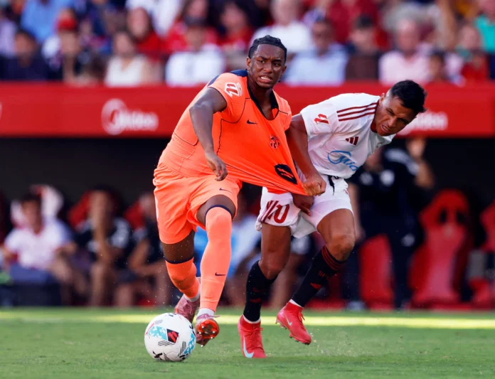 Soccer Football - LaLiga - Sevilla v FC Barcelona - Ramon Sanchez Pizjuan, Seville, Spain - October 5, 2025 FC Barcelona's Alejandro Balde in action with Sevilla's Alexis Sanchez REUTERS/Marcelo Del Pozo