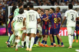 Soccer Football - LaLiga - Real Madrid v FC Barcelona - Santiago Bernabeu, Madrid, Spain - October 26, 2025 Real Madrid and FC Barcelona players clash after the match REUTERS/Susana Vera