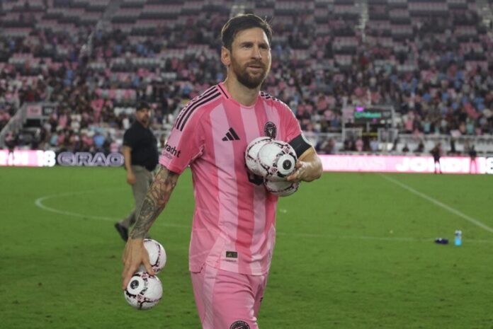 FORT LAUDERDALE, FLORIDA - OCTOBER 11: Lionel Messi #10 of Inter Miami CF takes balls to gift fans after the MLS Inter Miami CF and Atlanta United at Chase Stadium on October 11, 2025 in Fort Lauderdale, Florida. Leonardo Fernandez/Getty Images/AFP (Photo by Leonardo Fernandez / GETTY IMAGES NORTH AMERICA / Getty Images via AFP)