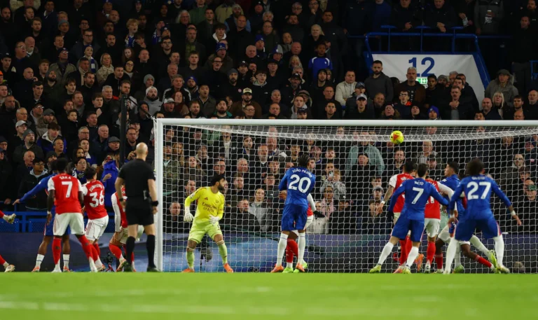 Ten-Man Chelsea Dig In, Hold Arsenal to 1–1 in Feisty London Derby