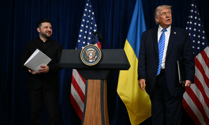 Tổng thống Zelensky (trái) và Tổng thống Trump họp báo sau hội đàm hôm 28/12. Ảnh: AFP