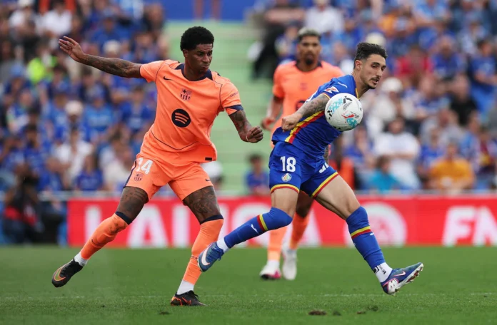 Soccer Football - LaLiga - Getafe v FC Barcelona - Estadio Coliseum, Getafe, Spain - April 25, 2026 FC Barcelona's Marcus Rashford in action with Getafe's Alex Sancris REUTERS/Isabel Infantes