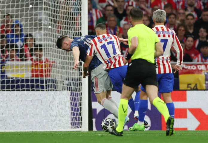 Soccer Football - UEFA Champions League - Semi Final - First Leg - Atletico Madrid v Arsenal - Riyadh Air Metropolitano, Madrid, Spain - April 29, 2026 Atletico Madrid's David Hancko concedes a penalty against Arsenal's Viktor Gyokeres REUTERS/Isabel Infantes