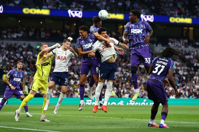 Soccer Football - Carabao Cup - Second Round - Tottenham Hotspur v Charlton Athletic - Tottenham Hotspur Stadium, London, Britain - August 26, 2026 Tottenham Hotspur's Dominic Solanke in action with Charlton Athletic's Lloyd Jones, Harvey Knibbs and Micah Mbick Action Images via Reuters/Peter Cziborra