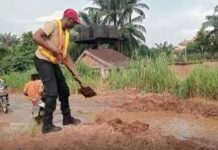 Residents, Road Users Commend FRSC For Filling Potholes In Nnewi