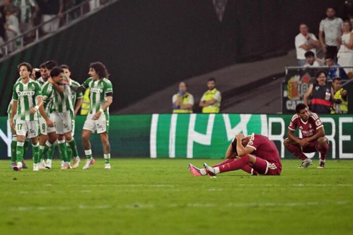 Real Madrid's English midfielder #05 Jude Bellingham (R) reacts as Betis players celebrate their victory at the end of the Spanish league football match between Real Betis and Real Madrid CF at Benito Villamarin Stadium in Seville on September 4, 2026. Photo: AFP