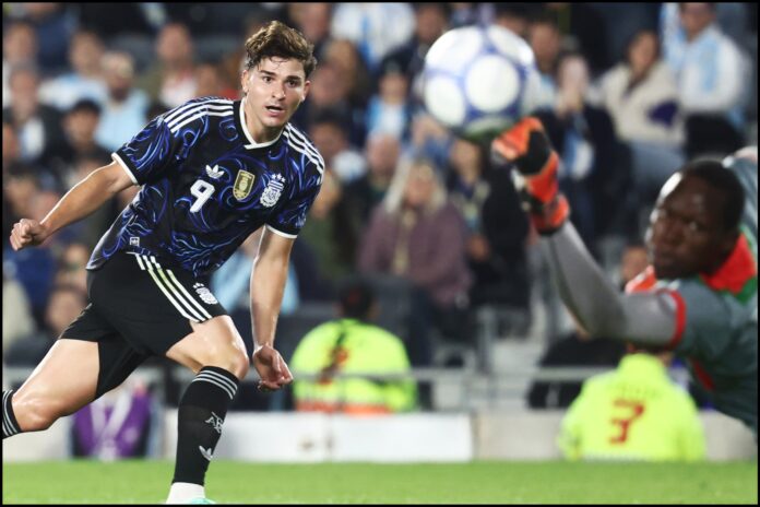Julián Álvarez scores Argentina's fifth goal in the first half against Burkina Faso. (Photo: BR)